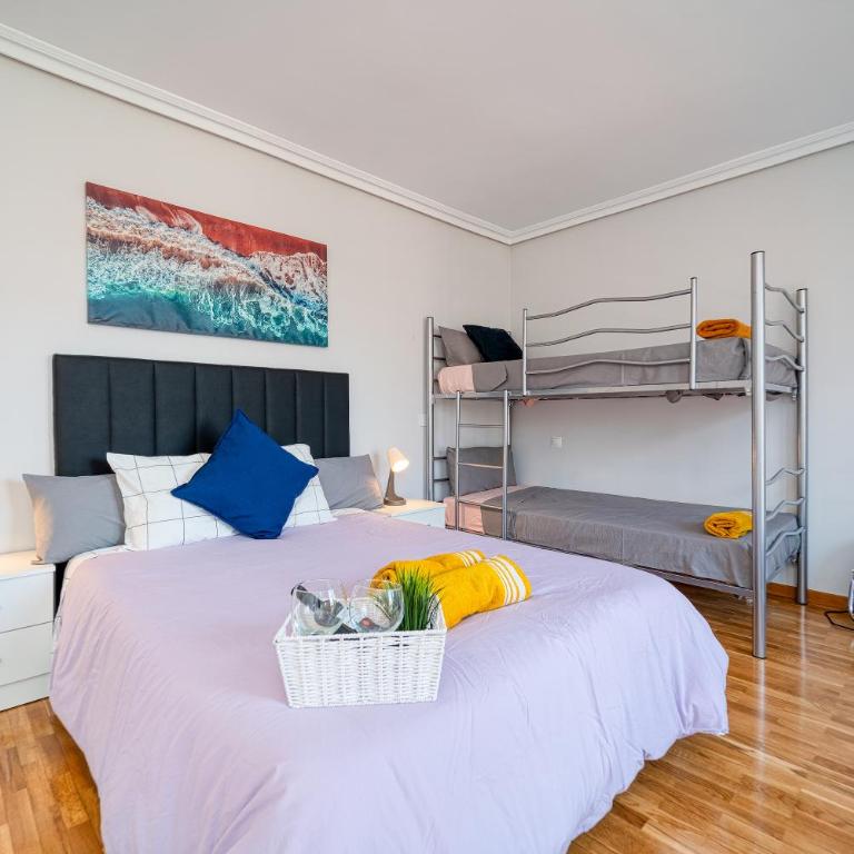 L Casa Cafe Madrid El plantio Calle segundo anca 11 madrid 28023 - Family Room with Private Bathroom - 1