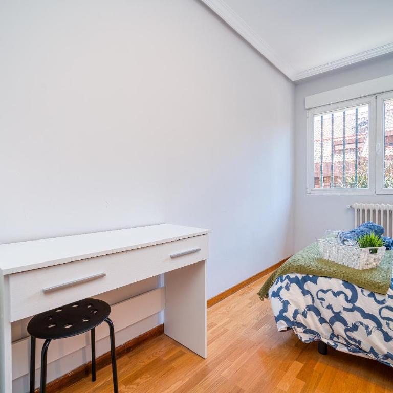 L Casa Cafe Madrid El plantio Calle segundo anca 11 madrid 28023 - Family Room with Shared Bathroom - 3