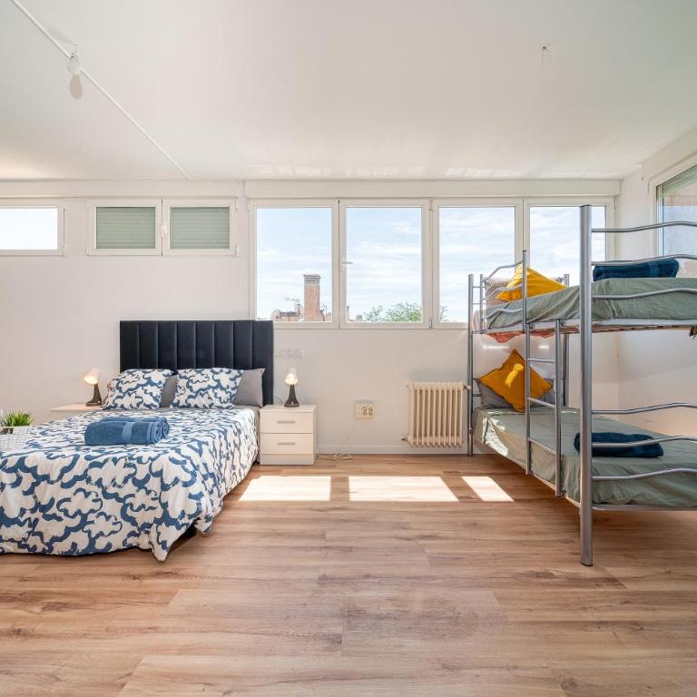L Casa Cafe Madrid El plantio Calle segundo anca 11 madrid 28023 - Family Room with Shared Bathroom - 4