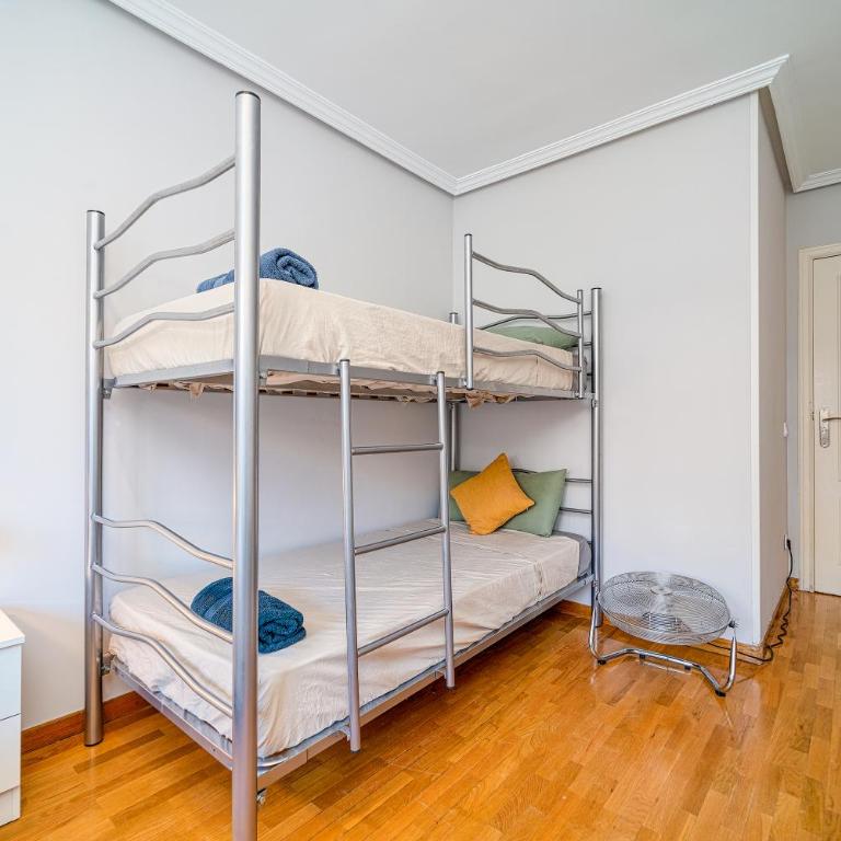 L Casa Cafe Madrid El plantio Calle segundo anca 11 madrid 28023 - Family Room with Shared Bathroom - 4
