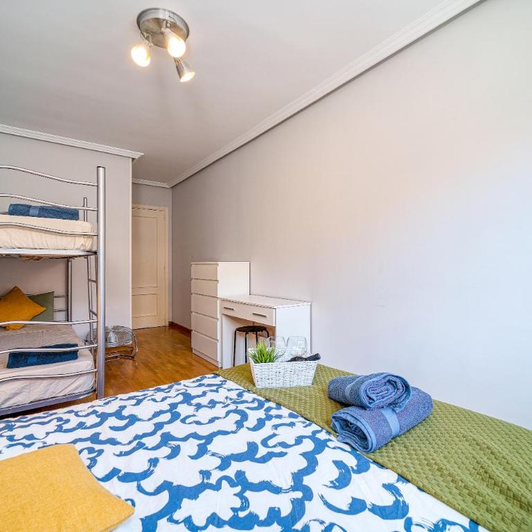 L Casa Cafe Madrid El plantio Calle segundo anca 11 madrid 28023 - Family Room with Shared Bathroom - 5