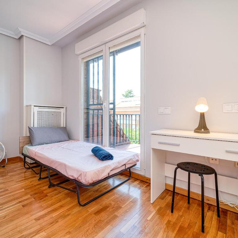 L Casa Cafe Madrid El plantio Calle segundo anca 11 madrid 28023 - Family Room with Private Bathroom - 11