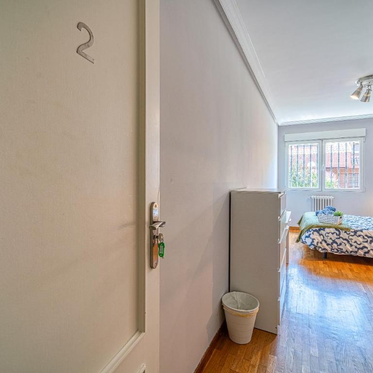 L Casa Cafe Madrid El plantio Calle segundo anca 11 madrid 28023 - Family Room with Shared Bathroom - 6