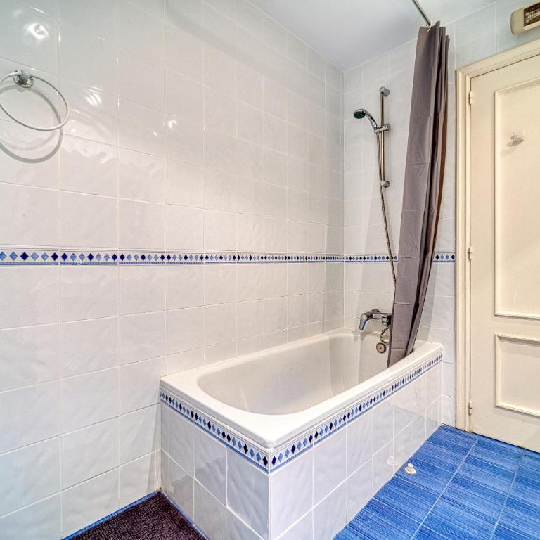 L Casa Cafe Madrid El plantio Calle segundo anca 11 madrid 28023 - Family Room with Private Bathroom - 12