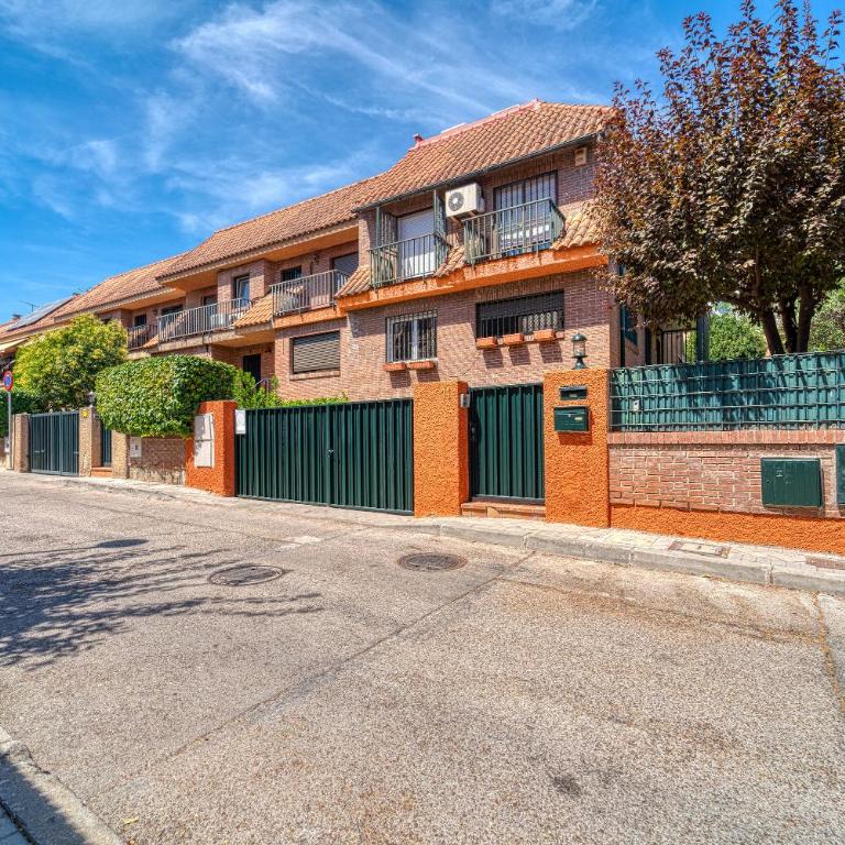 L Casa Cafe Madrid El plantio Calle segundo anca 11 madrid 28023 - Family Room with Shared Bathroom - 4