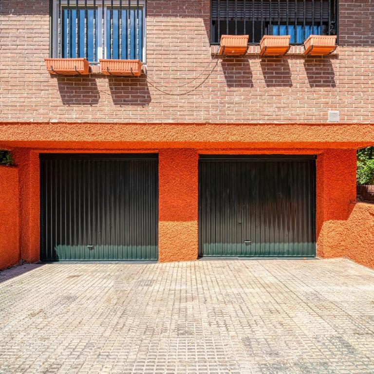 L Casa Cafe Madrid El plantio Calle segundo anca 11 madrid 28023 - Family Room with Shared Bathroom - 2