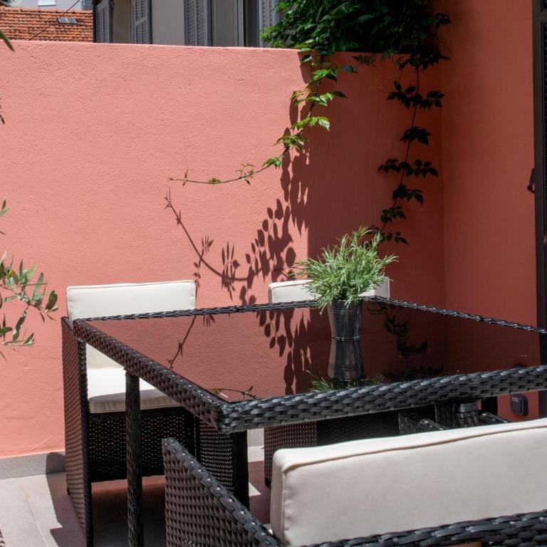 Appartements French Riviera Confidential Centre Ville Juan les Pins proche des plages - Large Studio with Terrace - Staircase Access - 15
