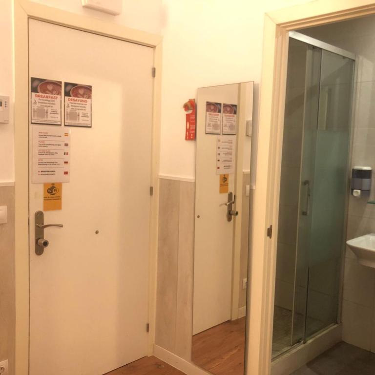 Hostal Live Natura Barcelona - Single Room - 4
