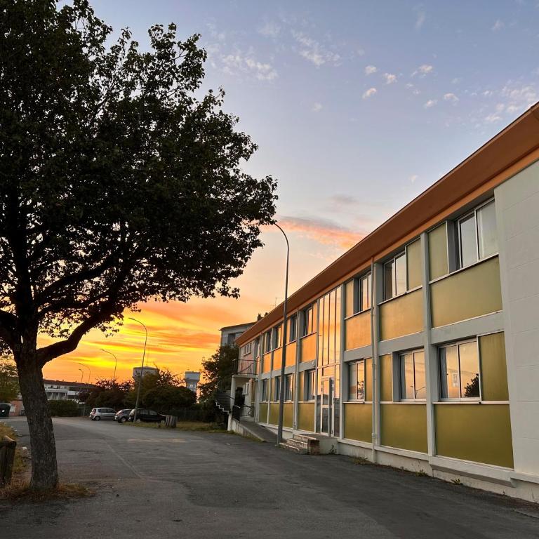 Auberge de jeunesse HI Poitiers - Single room – Shared Bathroom - 1