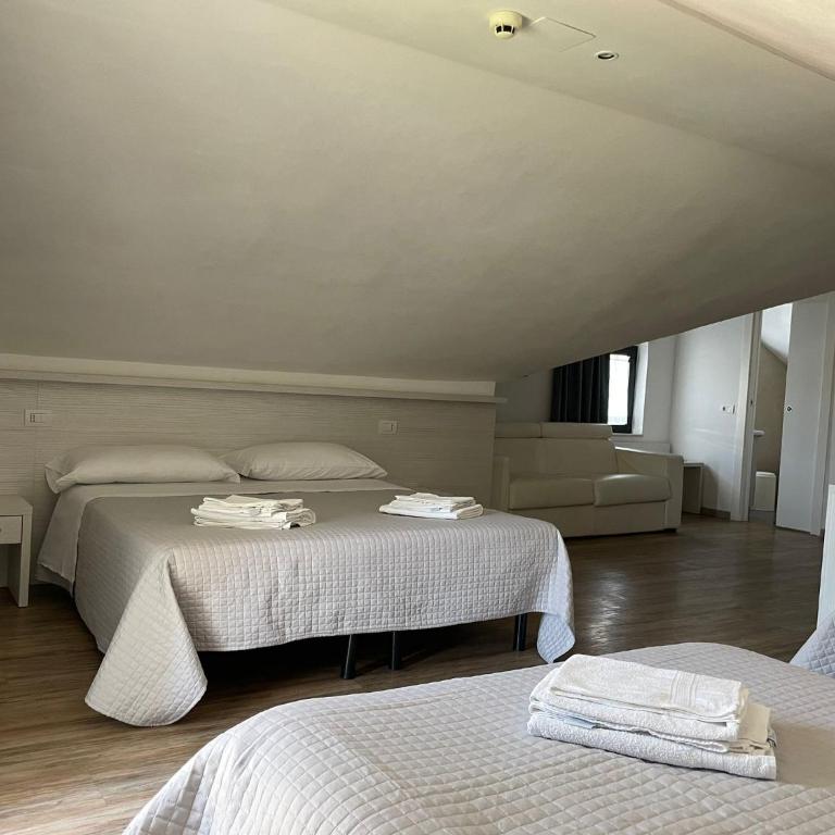Hotel Hawaii Bed and Coffee - Family Room with Terrace - 3