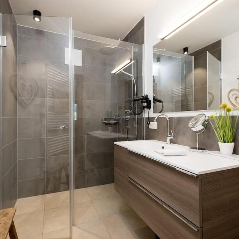 Tauernhaus Sonnblick Top 1 - 13p - 5 kamers - luxe - sauna - uitzicht - Chalet - 42