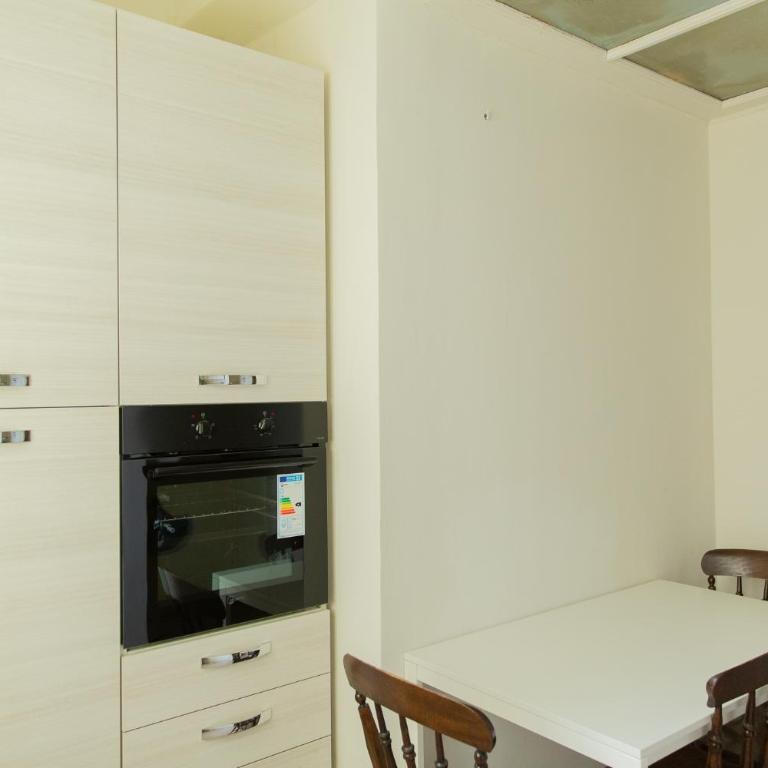 Strategic 2BR Apartment - Appartamento con 3 Camere da Letto - 4