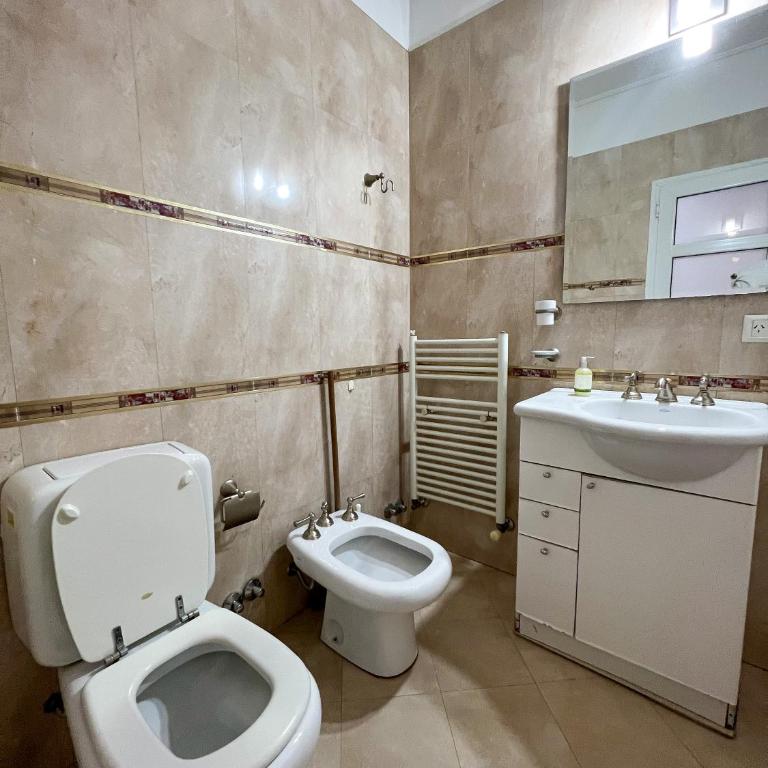 Comodo y amplio departamento cerca del centro - Sin cochera - - Apartamento de 2 dormitorios - 23
