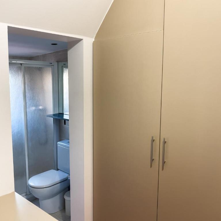 Leevin Stay Hostel - Single Room with Private Bathroom - 7