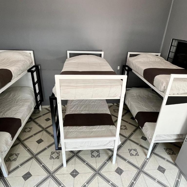 WHOST Hotel y Hostal - 8-Bed Mixed Dormitory Room - 4
