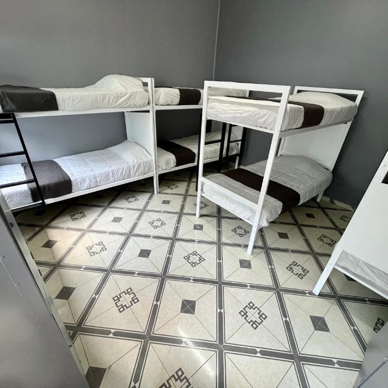 WHOST Hotel y Hostal - 8-Bed Mixed Dormitory Room - 2