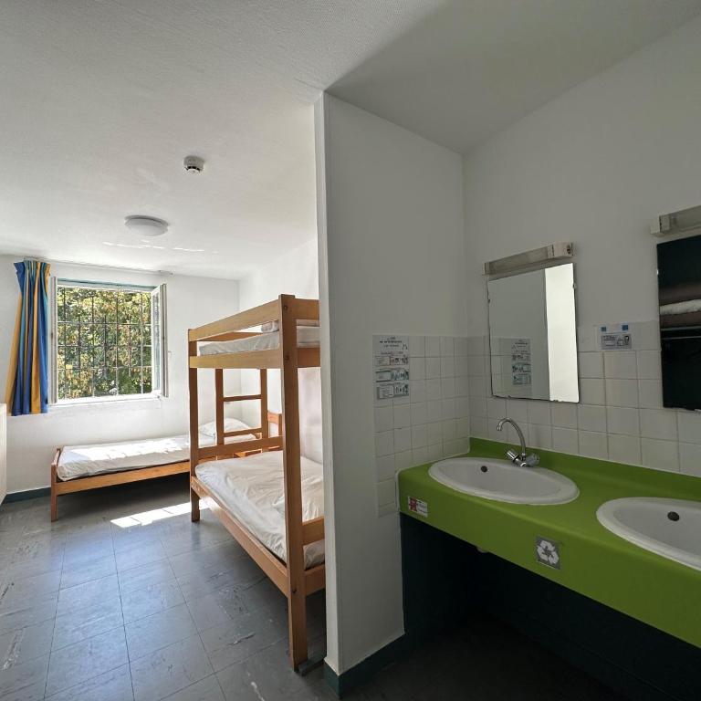 Auberge de jeunesse HI Poitiers - Triple Room – Shared Bathroom - 1
