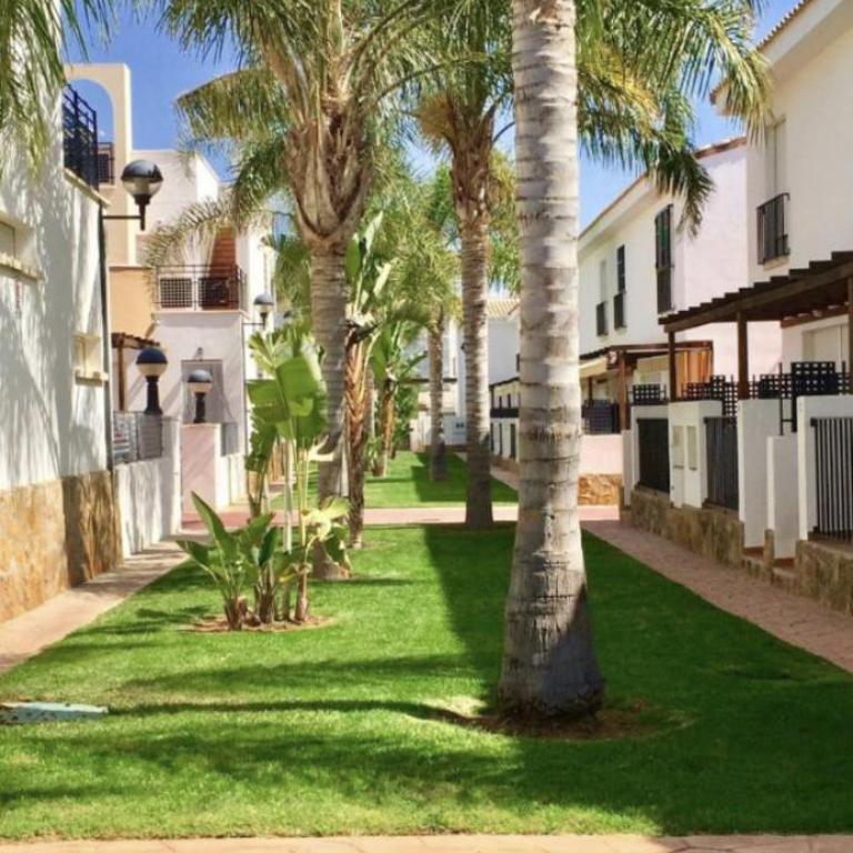 ENCANTADORA CASA CON PISCINA A 5 MIN PLAYA WIFI - Casa de 2 dormitorios - 31
