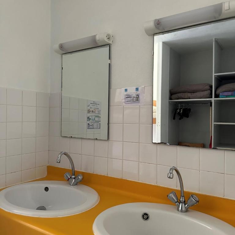 Auberge de jeunesse HI Poitiers - Bed in 5-Bed Male Dormitory – Shared Bathroom - 5