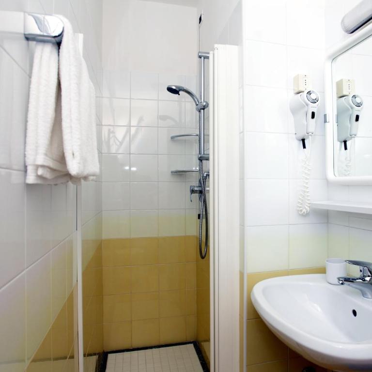 Hotel Pelikan - Camera Familiare con Bagno in Comune - 4