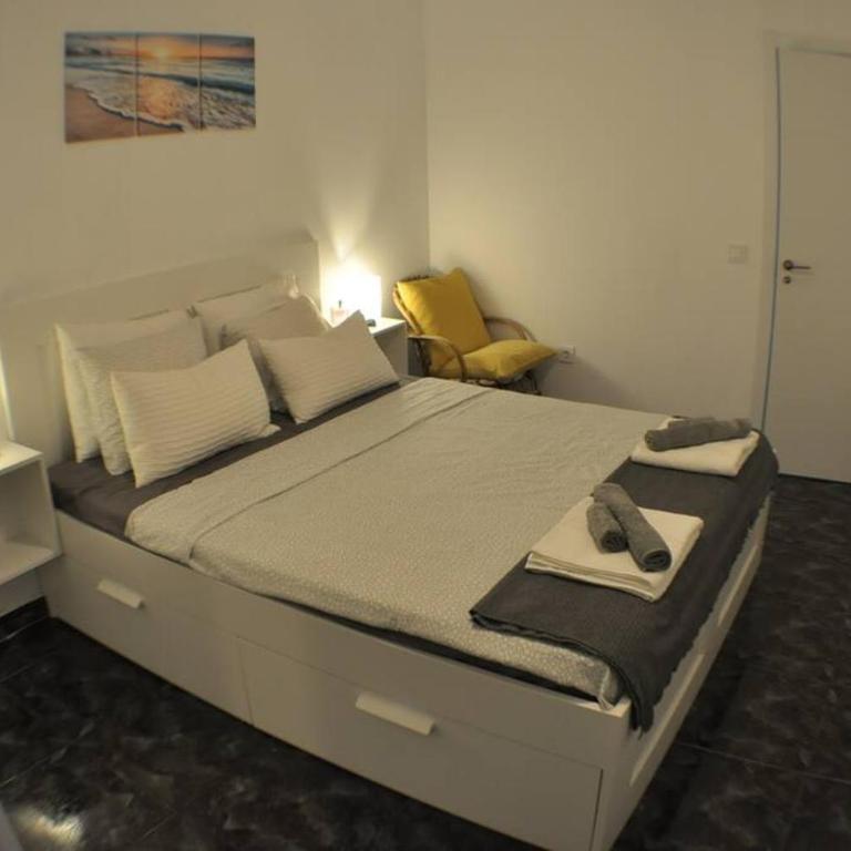 Spacious, 2 BR/2 BA, 3 Min walk to the beach - Two-Bedroom Apartment - 25