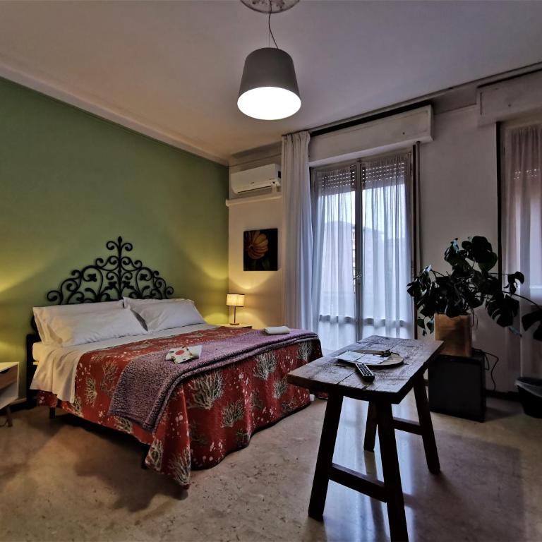 B&B Ospedale Maggiore Parma affittacamere - Camera King con Balcone e Bagno in Comune - 1