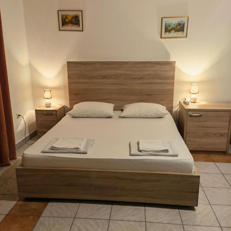 Lovely Home City Center - Triple Room with Private Bathroom - 14