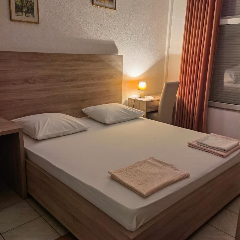 Lovely Home City Center - Triple Room with Private Bathroom - 11