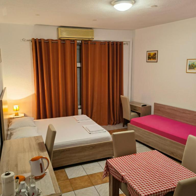 Lovely Home City Center - Triple Room with Private Bathroom - 8