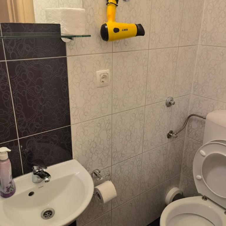 Lovely Home City Center - Triple Room with Private Bathroom - 48