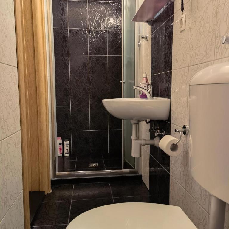 Lovely Home City Center - Triple Room with Private Bathroom - 7