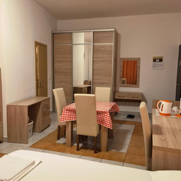 Lovely Home City Center - Triple Room with Private Bathroom - 50