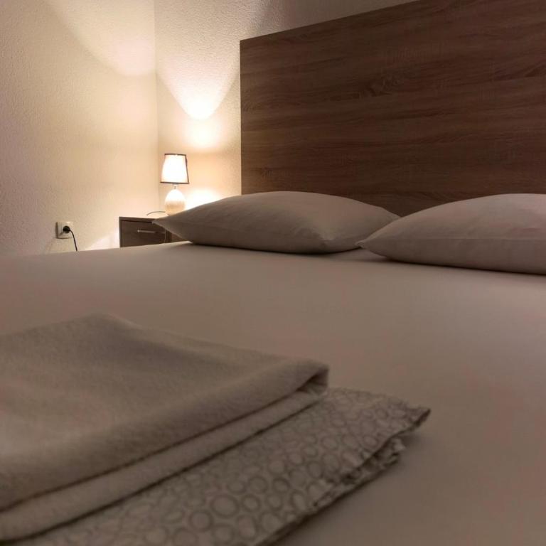 Lovely Home City Center - Triple Room with Private Bathroom - 4