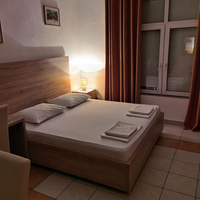 Lovely Home City Center - Triple Room with Private Bathroom - 5