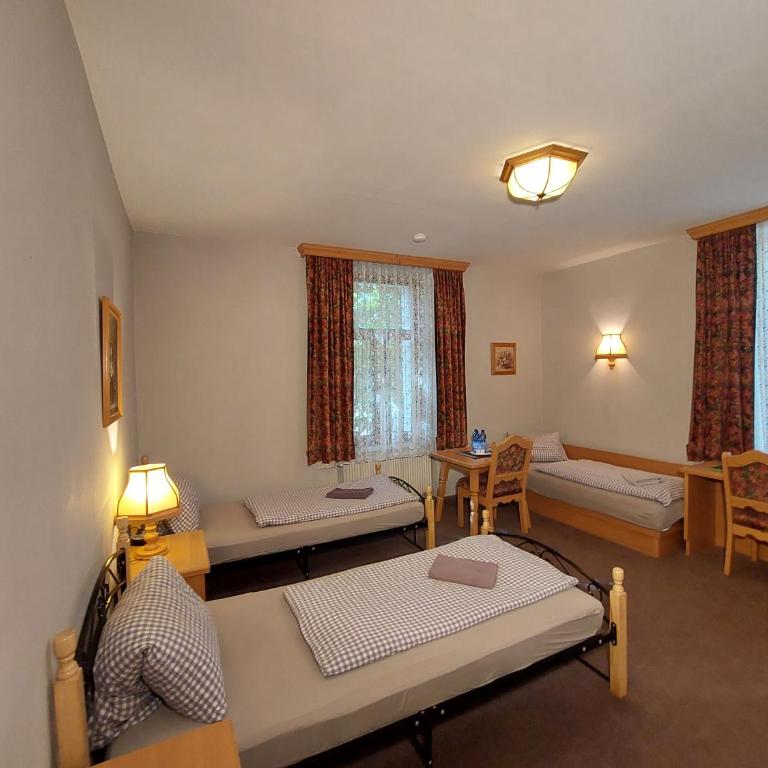 3 Raben - Leoben - Zimmer für Geschäftsreisende, Urlauber, Monteure und Handwerker, Polski Pensjonat Austria - Camera Tripla con Bagno Privato - 1