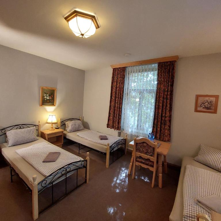 3 Raben - Leoben - Zimmer für Geschäftsreisende, Urlauber, Monteure und Handwerker, Polski Pensjonat Austria - Camera Tripla con Bagno Privato - 2