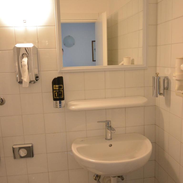 Hotel Primo - Camera Matrimoniale Economy con Letto a Una Piazza e Mezza - 3