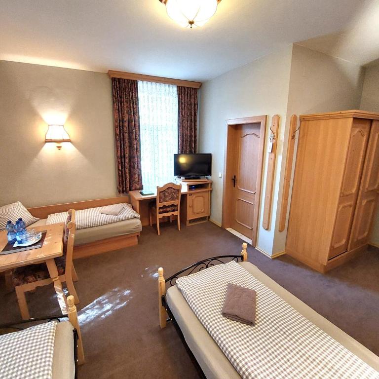 3 Raben - Leoben - Zimmer für Geschäftsreisende, Urlauber, Monteure und Handwerker, Polski Pensjonat Austria - Camera Tripla con Bagno Privato - 4