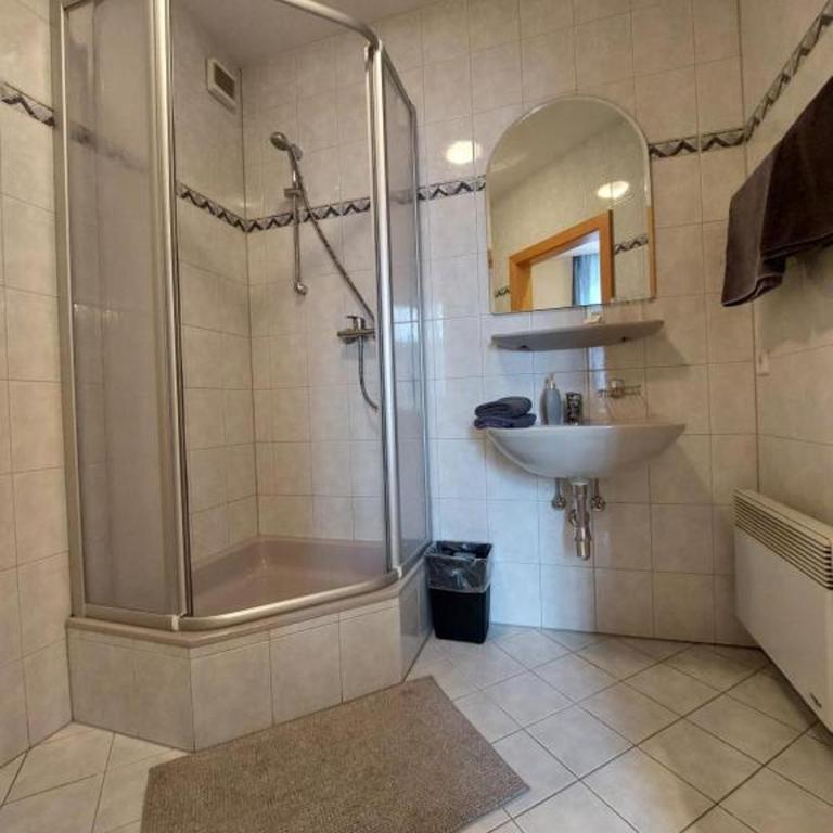 3 Raben - Leoben - Zimmer für Geschäftsreisende, Urlauber, Monteure und Handwerker, Polski Pensjonat Austria - Camera Matrimoniale - 9