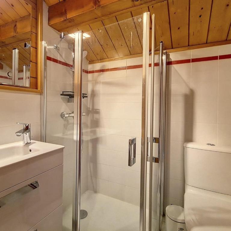 Chalet Méribel : Ski aux pieds, spacieux, lumineux avec cheminée - Chalet 3 Chambres - 13