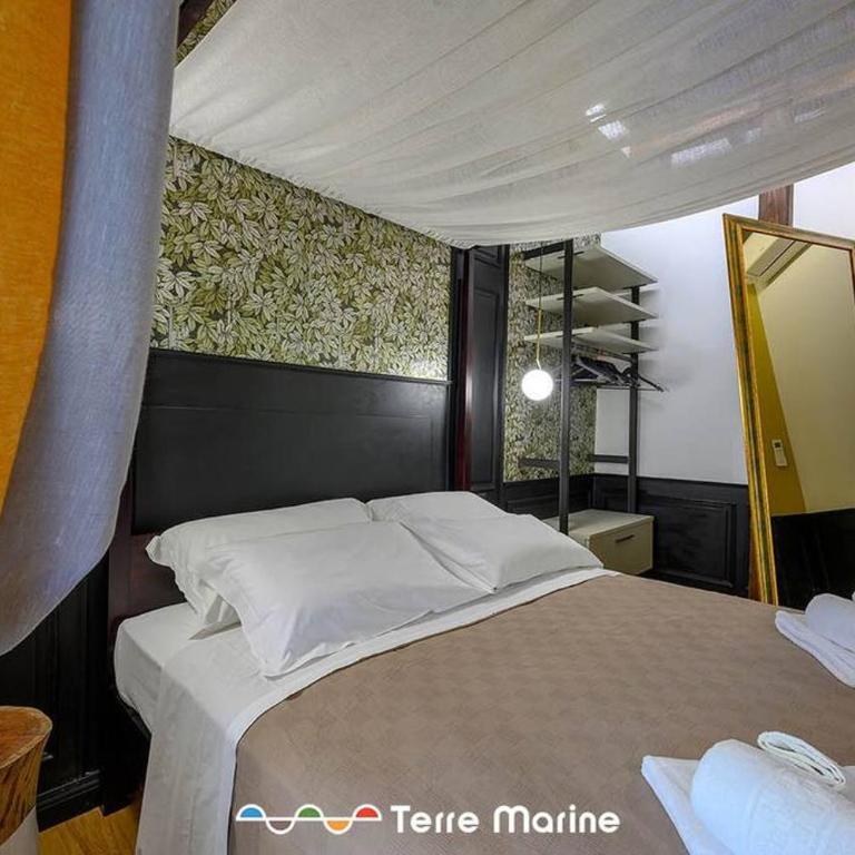 Under Bridge, TerreMarine - One-Bedroom Apartment - 10