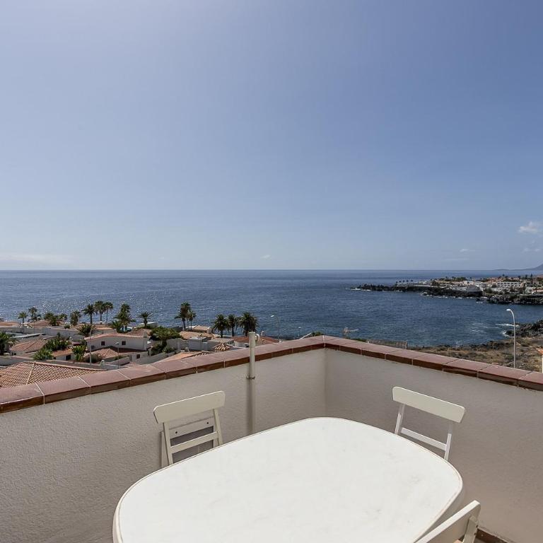 EDEN RENTALS Oceanfront Hideaway - Apartment with Sea View - 1