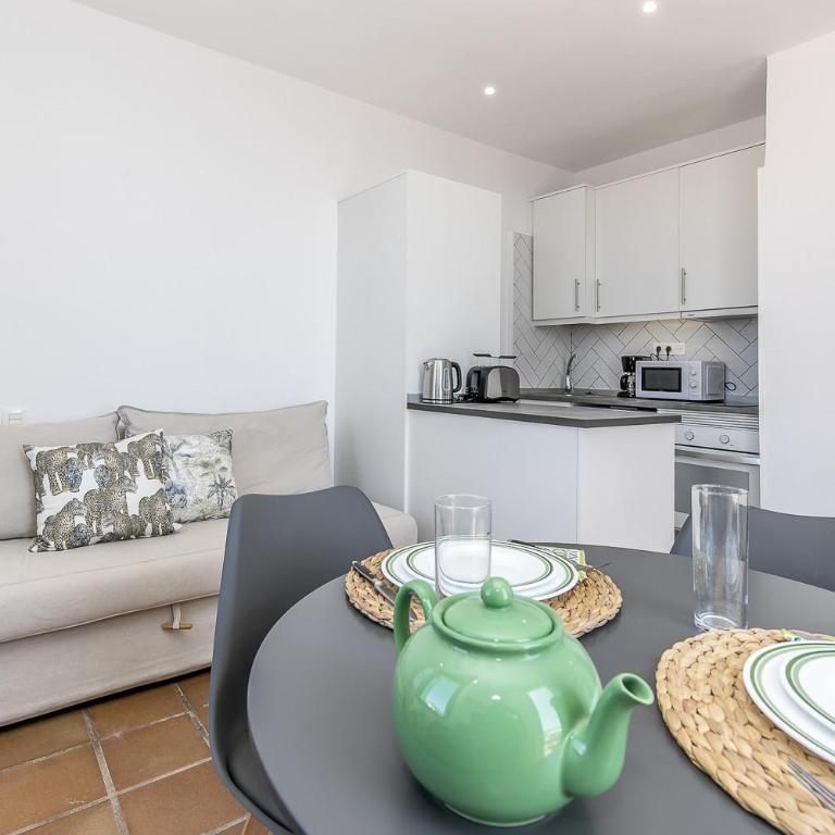 EDEN RENTALS Oceanfront Hideaway - Apartment with Sea View - 7