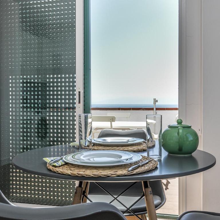 EDEN RENTALS Oceanfront Hideaway - Apartment with Sea View - 11