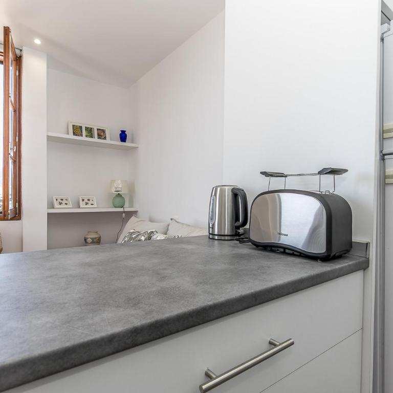 EDEN RENTALS Oceanfront Hideaway - Apartment with Sea View - 18