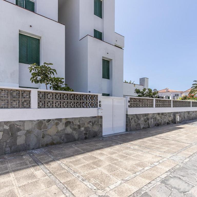EDEN RENTALS Oceanfront Hideaway - Apartment with Sea View - 32