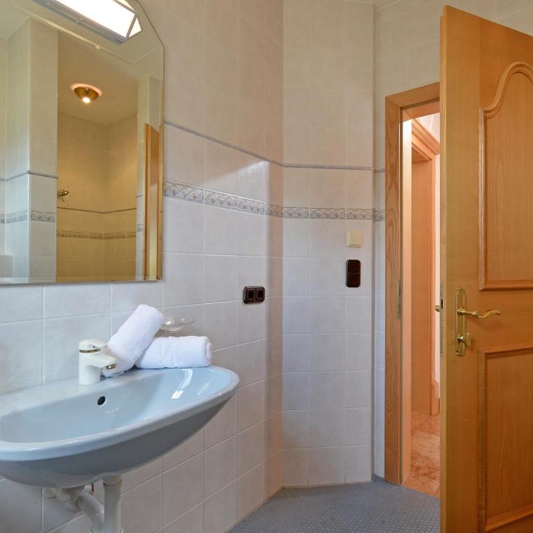 Landhaus Kostenzer mit Sauna - Vacation Home - 5