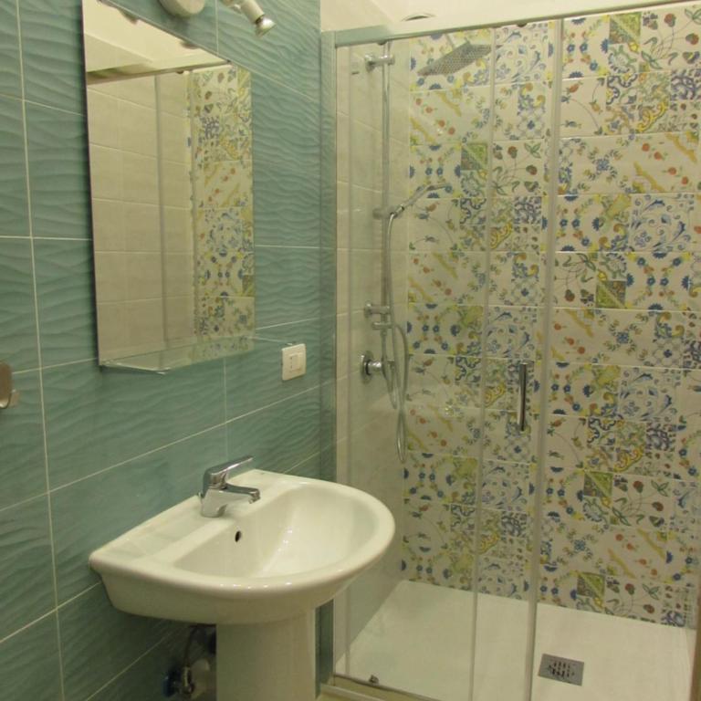 Enzo Home - Camera Tripla con Bagno Privato - 6