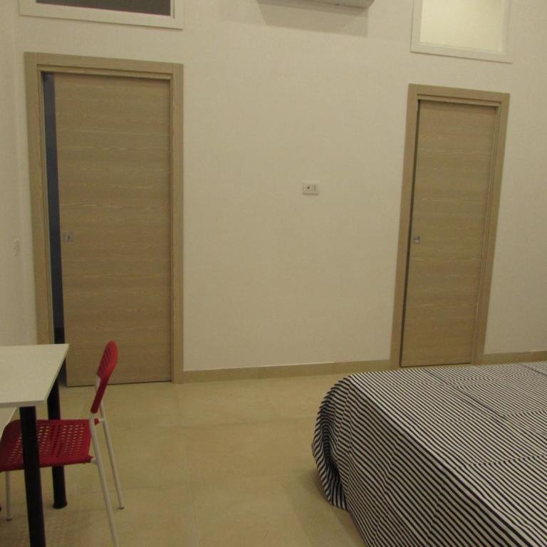 Enzo Home - Camera Tripla con Bagno Privato - 2