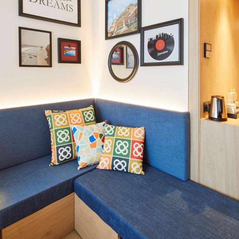 Hampton By Hilton Barcelona Fira Gran Via - Habitación con cama grande y sofá - 4
